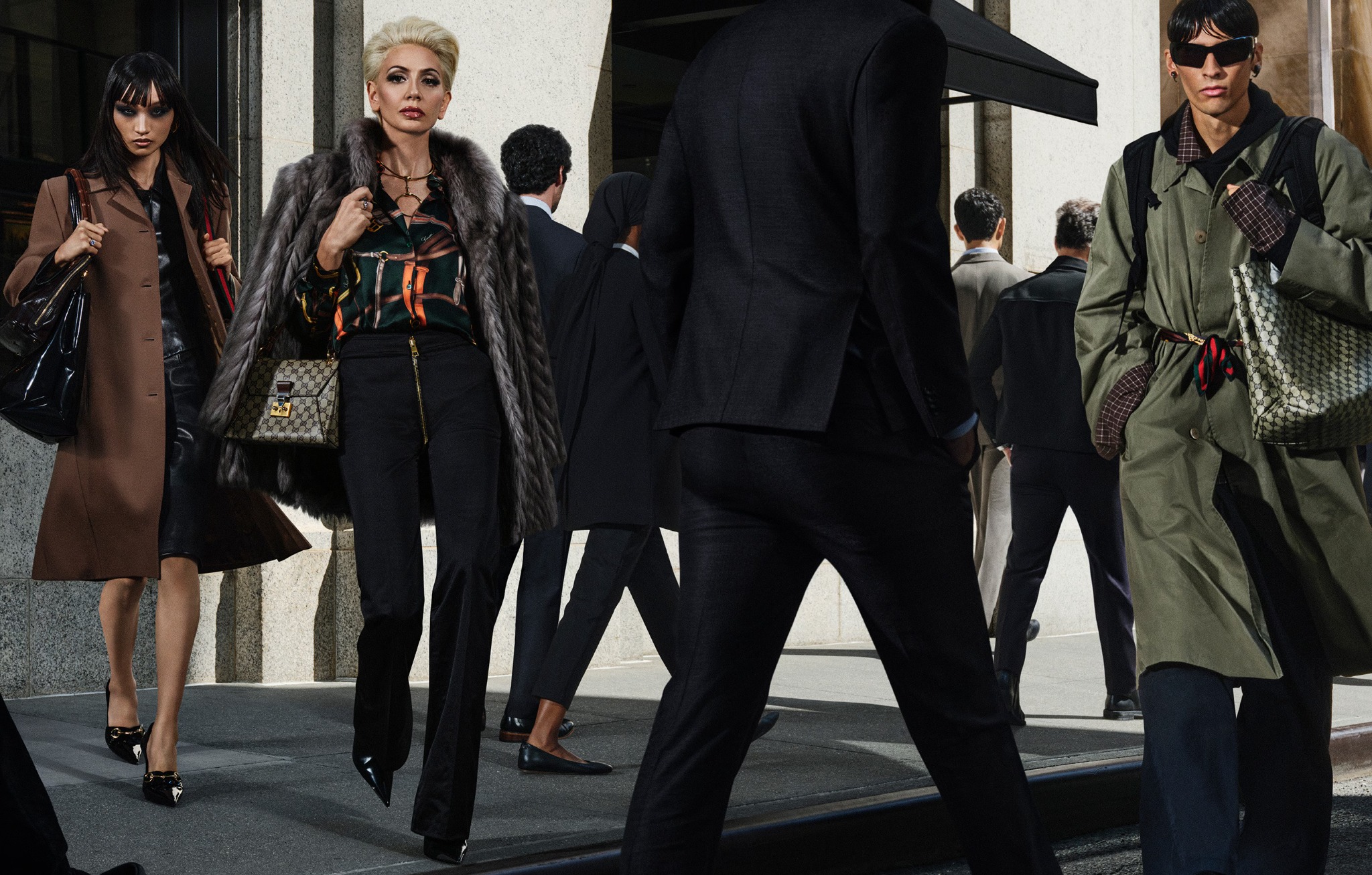 Модели в тренчах и костюмах Gucci из круизной коллекции 2027 на улицах Нью-Йорка