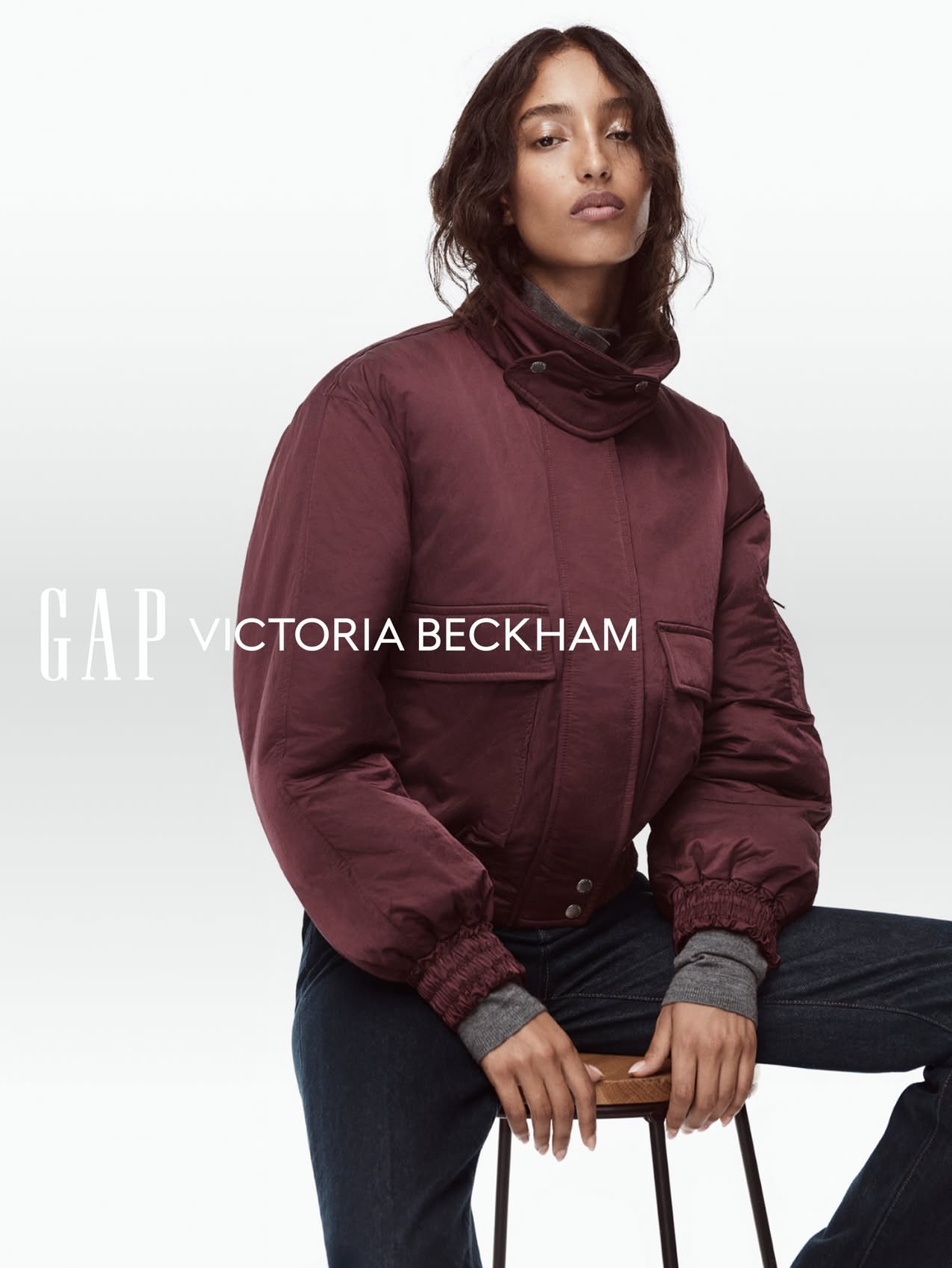 Модель в бордовом бомбере из коллекции Gap и Виктории Бекхэм
