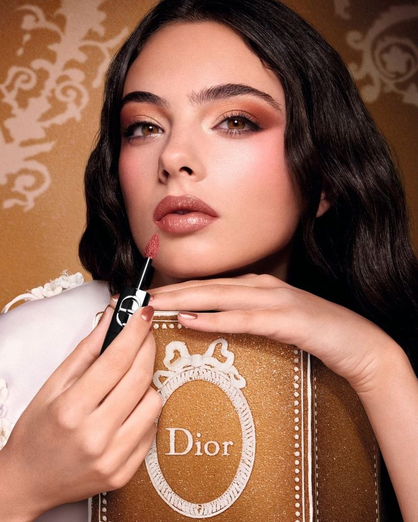 Дева Кассель с макияжем Dior Cinnamon Glaze в праздничной рекламной кампании — Рождество 2026