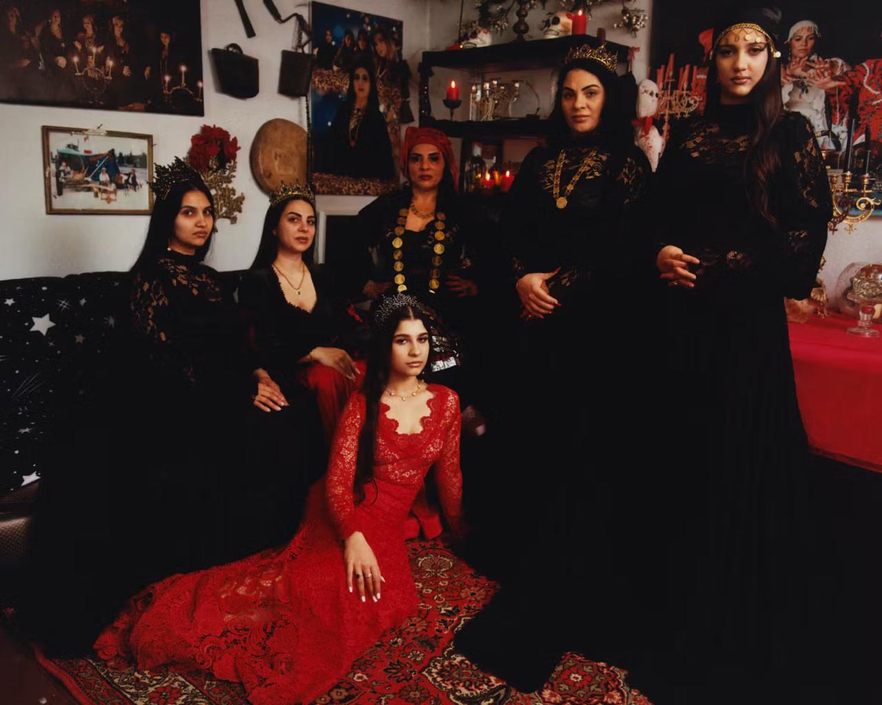 Героини фотокниги Witch Харли Уир и Дилары Финдикоглу