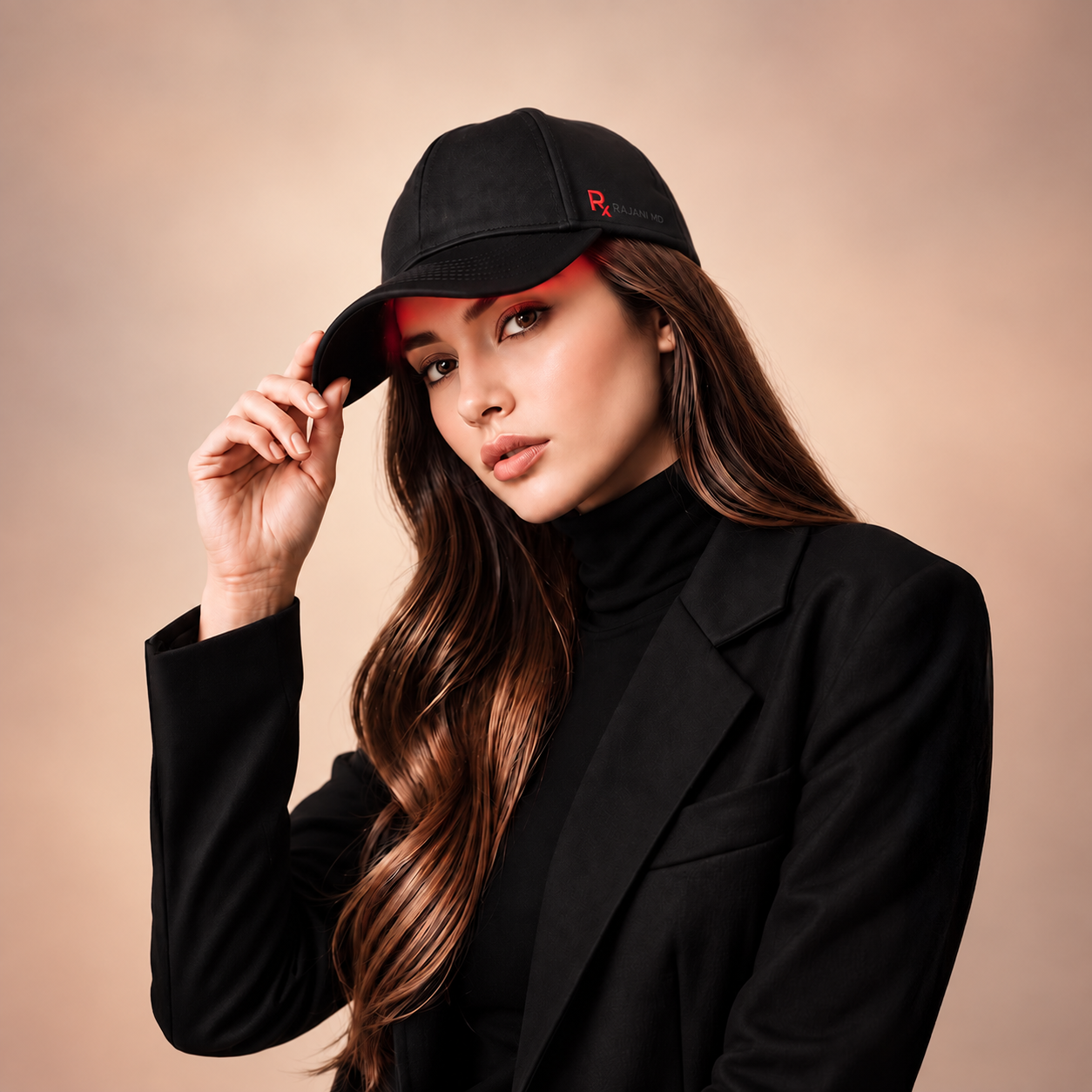Женщина в лазерной бейсболке PlasmaGLO Hair+ Cap
