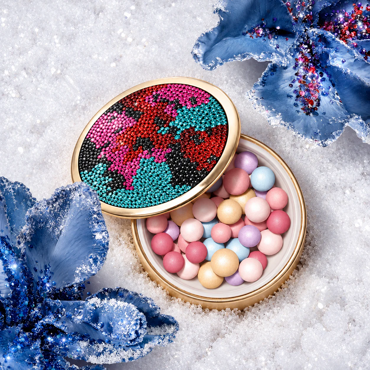 Пудра Météorites Guerlain из коллекции Dressed in Wonder в разноцветном футляре — Рождество 2026