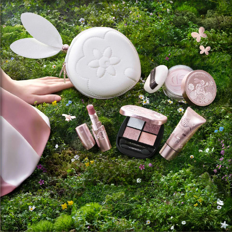 Набор DECORTÉ Alice in Wonderland с косметичкой с кроличьими ушами, тенями, помадой, пудрой и базой
