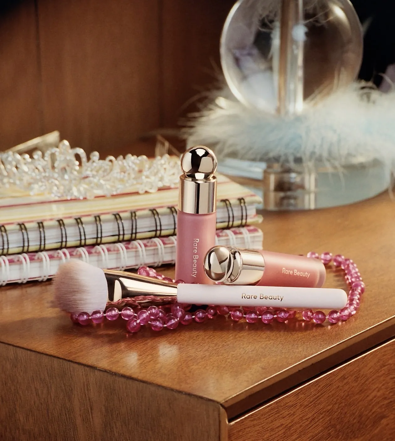 Два флакона жидких румян Rare Beauty и кисть из набора Delena Soft Pinch Blush Bundle