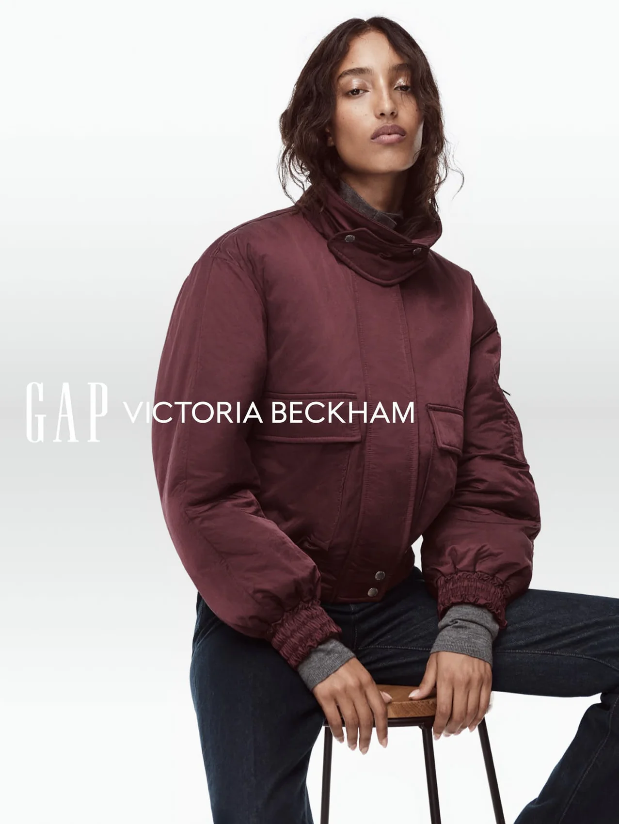 Модель в бордовом бомбере из коллекции Gap и Виктории Бекхэм