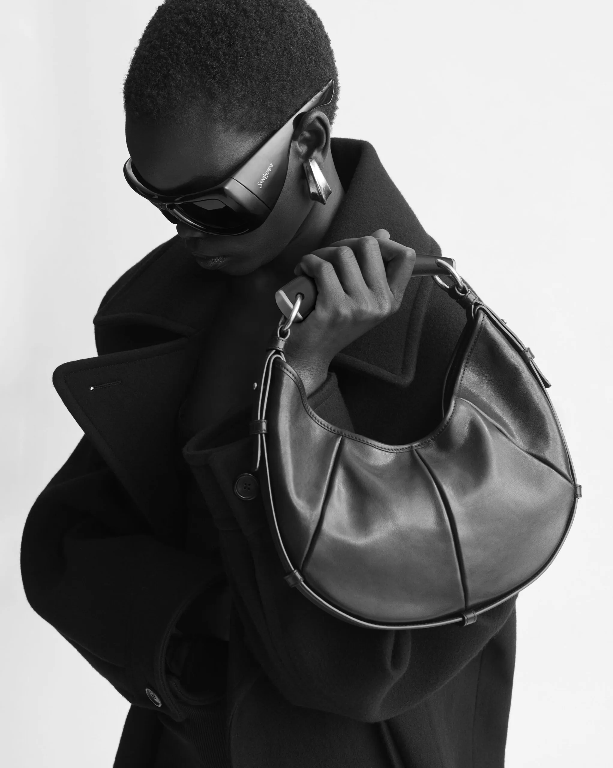 Черная сумка Saint Laurent Mombasa small на модели