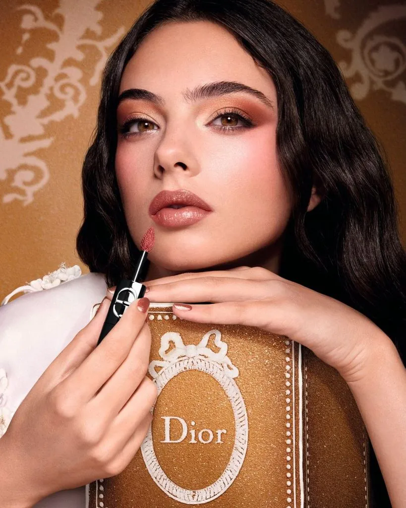 Дева Кассель с макияжем Dior Cinnamon Glaze в праздничной рекламной кампании — Рождество 2026