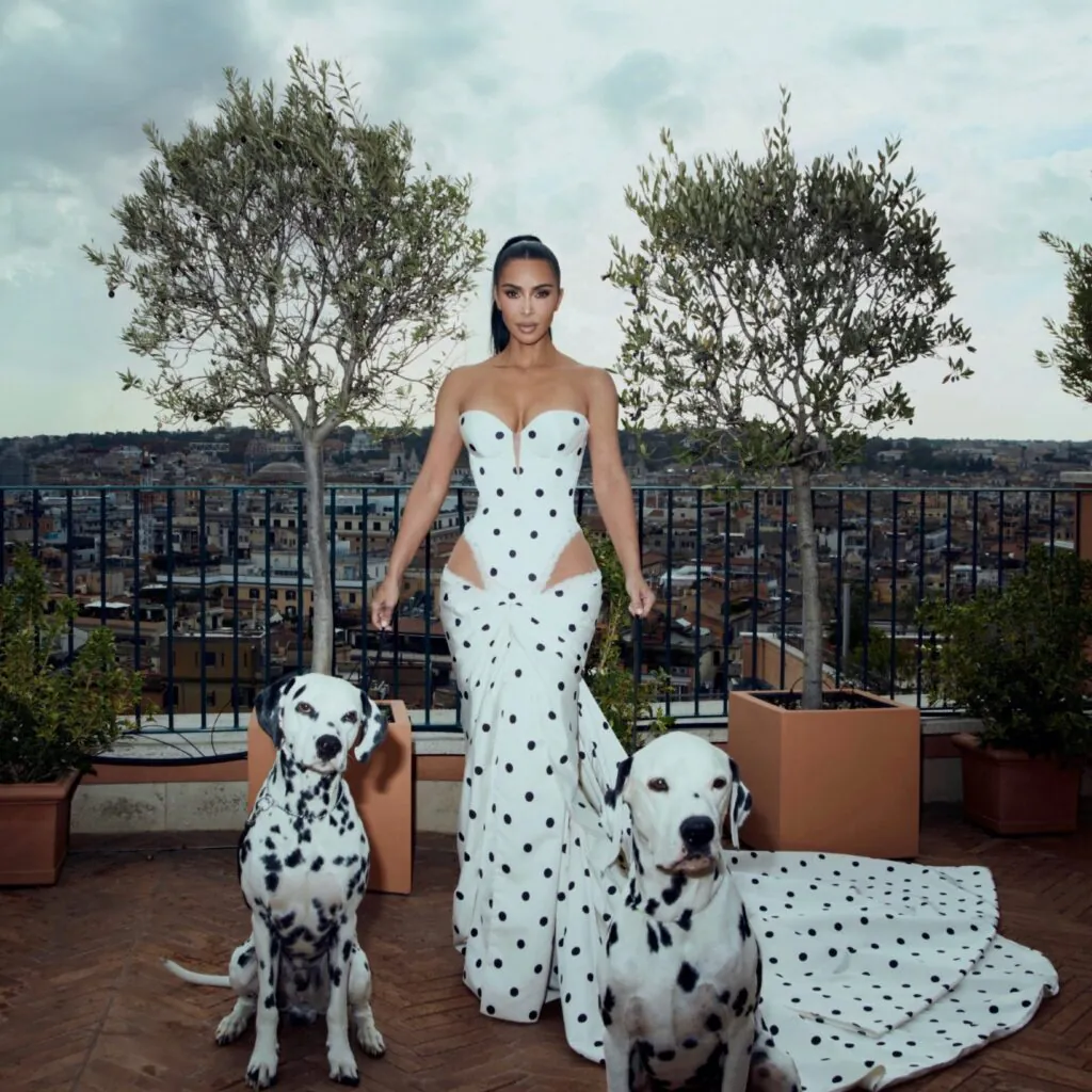 Ким Кардашьян с далматинцами в платье в горох Galia Lahav