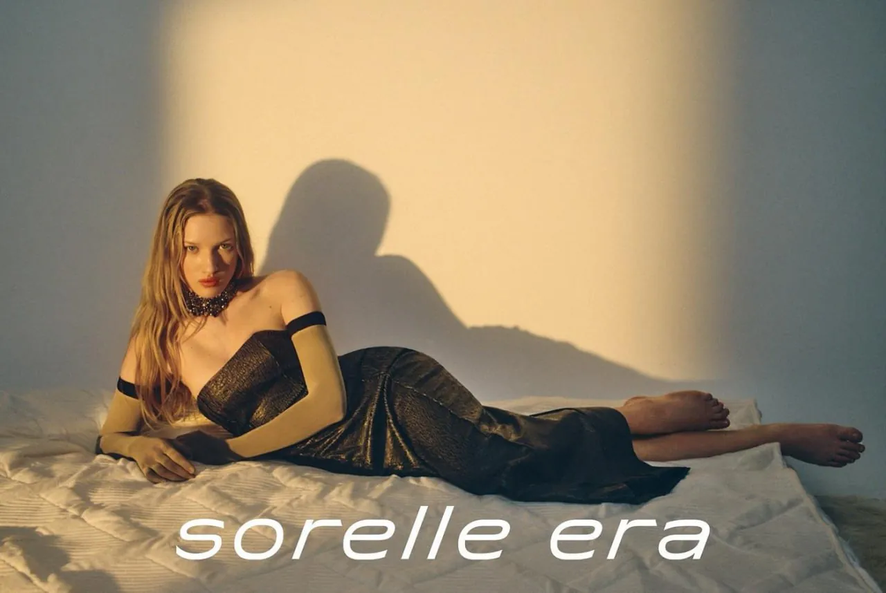 Модель в платье Sorelle Era